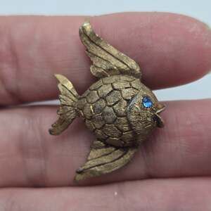Vintage 60s Mamselle Textured Gold Tone Angel Fish Brooch Blue Eye Rhinestone